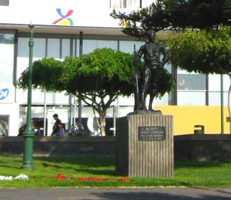 Arbeiterplatz, das Denkmal
                                  "Fix und fertig" ("El
                                  Roto")