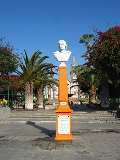 Kolumbusplatz, das
                                  Kolumbusdenkmal, Frontalansicht