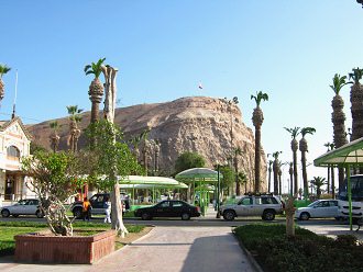 Baquedanoplatz, das Amphietheater mit dem
                          Schnauzenberg (cerro Morro)