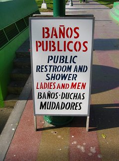 Baquedanoplatz, die Hinweistafel der
                          Toilettenanlagen