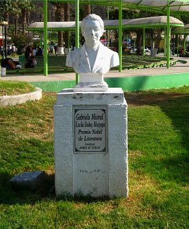 Baquedanoplatz, das
                                  Gabriela-Mistral-Denkmal, Nahaufnahme