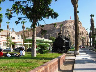 Der Zugplatz mit einer alten
                                  Dampflokomotive