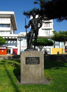 Plaza del Trabajador, monumento
                            "El Roto", primer plano