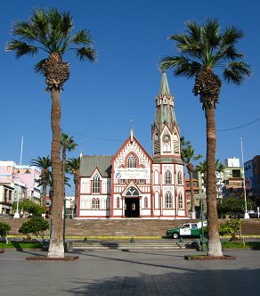 Vista atr�s de la plaza Col�n a la
                            iglesia San Marcos encuadrado con palmeras