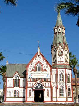 Vista atr�s de la plaza Col�n a
                                  la iglesia San Marcos, primer plano