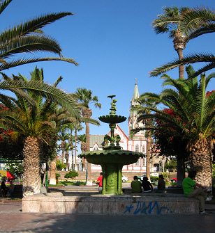 Plaza Col�n de Arica, la fontana
                                  con la iglesia San Marcos al fondo