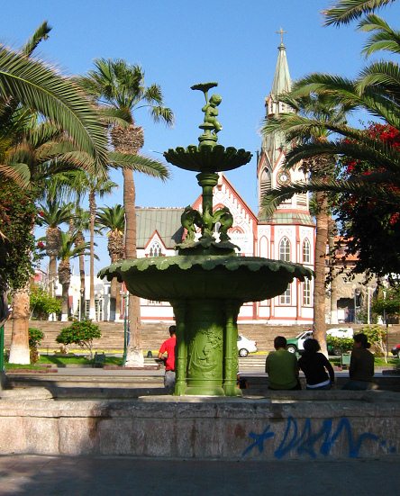 Plaza Col�n de Arica, la fontana
                                  con la iglesia San Marcos al fondo,
                                  primer plano