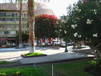 Plaza Col�n de Arica, arcadas con el
                          cerro Morro al fondo