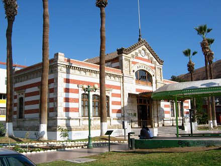 Plaza Baquedano, la ex aduana de
                                  Gustave Eiffel