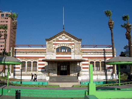 Plaza Baquedano, la ex aduana con
                                  el anfiteatro