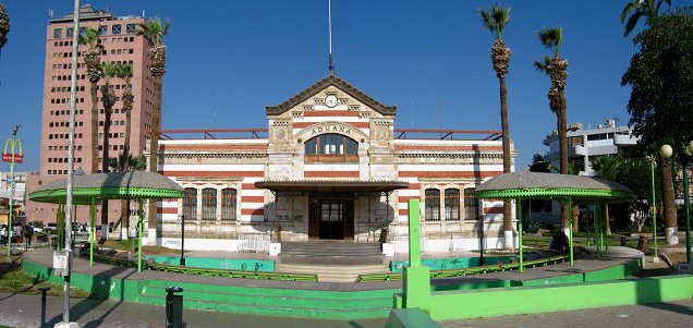 Plaza Baquedano, la ex aduana con el
                            anfiteatro, panorama