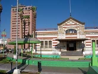 Plaza Baquedano, la ex aduana con
                                  el anfiteatro 01