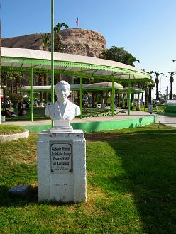 Plaza Baquedano, el monumento Gabriela
                            con el cerro Morro