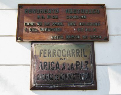 Plaza del Tren, la estaci�n de
                                  los trenes de Arica a La Paz, placas