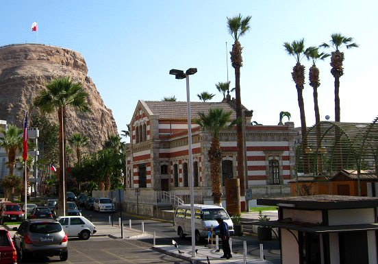 El
                            cerro Morro con la ex aduana de Gustave
                            Eiffel (hoy Casa de la Cultura), �ltima
                            parte de la calle Montt