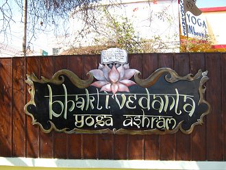 Academia Yoga con el poema Hare
                                Krishna