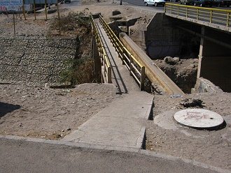 Avenida Santa Mar�a, el puente peatonal
                        sobre el r�o San Jos�