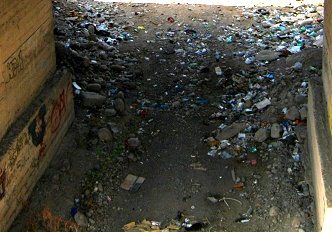 R�o San Jos� de Arica, cauce con basura,
                          primer plano