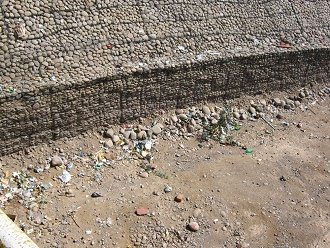 R�o San Jos� de Arica, cauce con basura 04,
                        primer plano