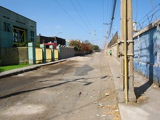 Avenida Santa Mar�a, calle lateral sin
                        asfalto