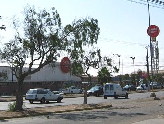 Avenida Santa Mar�a, el centro
                                comercial "Santa Isabel" 02