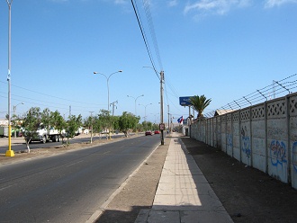 Avenida Azola, valla de Kaufmann