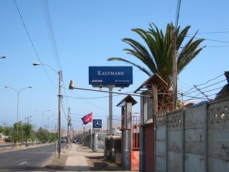 Avenida Azola, valla de la empresa
                        Kaufmann, m�s cerca