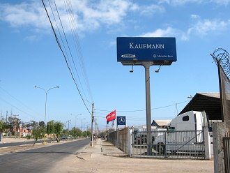 Avenida Azola, valla de la empresa
                        Kaufmann