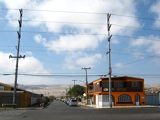 Cruce avenida Rocca con calle
                                Chapiqui�a, casa naranja