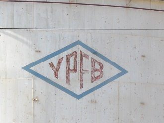 Silo con logotipo "YPFB"