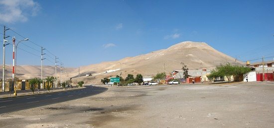 Avenida Rocca con curva y con indicador
                          indicando un �valo girando a Bolivia y al Per�
                          y con el cerro vecino del cerro Chu�o