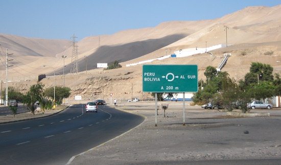 Avenida Rocca con el indicador del �valo
                        indicando Bolivia y el Per�, primer plano