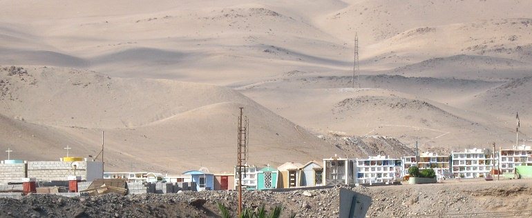 Avenida Rocca, vista al cementerio, primer
                        plano 02 con los nichos de ceniza