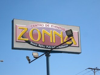 Santa-Maria-Allee, die
                                Leuchtreklame der Firma f�r
                                Nachtveranstaltungen "Zonna"