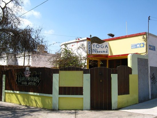Kreuzung der Encalada-Strasse mit der
                        San-Marcos-Strasse, Yoga-Schule