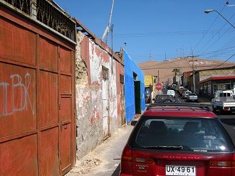 Encalada-Strasse, der Blick zur�ck auf den
                        Morro-Berg mit seinen vielen Antennen