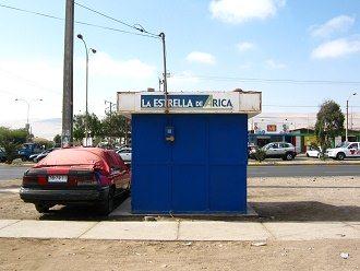 Rocca-Allee, Zeitungsstand mit dem Schild
                        "Stern von Arica" (La Estrella de
                        Arica)