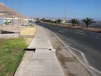 Avenida
                          capit�n Avalos, da�o en la acera en el
                          paradero para el cerro Chu�o