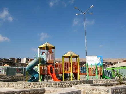 Parque infantil con castillito infantil
                            cerca del paradero del cerro Chu�o, en la
                            arena t�xica de 14 metales de Suecia