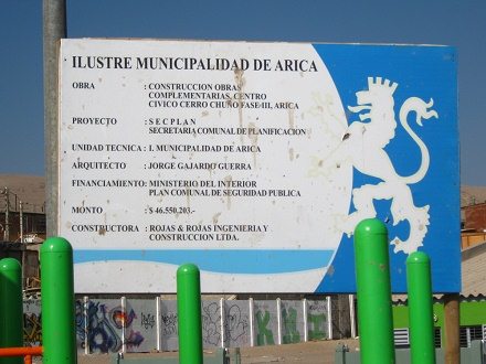 La
                            placa de obras cerca del parque infantil en
                            el cerro Chu�o