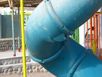 Parque infantil, primer plano 02