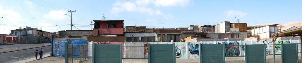 La primera hilera de viviendas del
                            cerro Chu�o, foto panor�mica