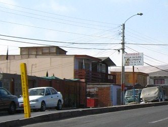 Avenida Morrillos, oleoducto y
                                  placa contra basura