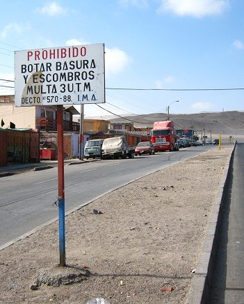 Avenida Morrillos, placa echar basura prohibido:
                  "Prohibido botar basura y escombros, multa 3
                  U.T.M., decreto N� 570-88, I.M.A.", primer plano