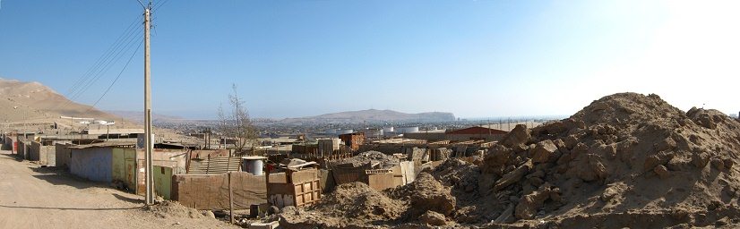 Borde de viviendas en el cerro Chu�o
                            con tierra t�xica, foto panor�mica