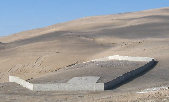 La tumba con una parte de la
                                  tierra t�xica de Suecia 03, primer
                                  plano