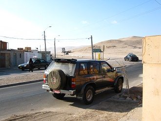 Fin de la avenida Morrillo, una placa con
                          la indicaci�n de camiones largos