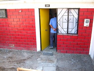 Entrada de la casa de Teresa Tarasco (no.
                        124) con el padre de la familia Maib�