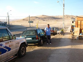 El alcalde regional Diego Giovanni
                        Astudillo Maib� al lado de su casa en el Cerro
                        Chu�o en la avenida Morrillo