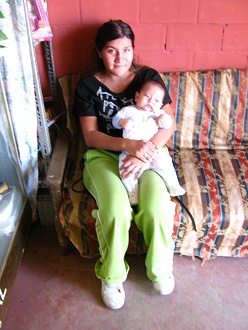 Eliah Pizarro Carbajal con bebe